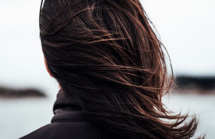 Eviter la chute de cheveux saisonnière : les astuces naturelles