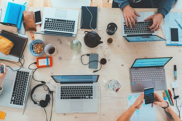 travail-ordinateur-portable-open-space