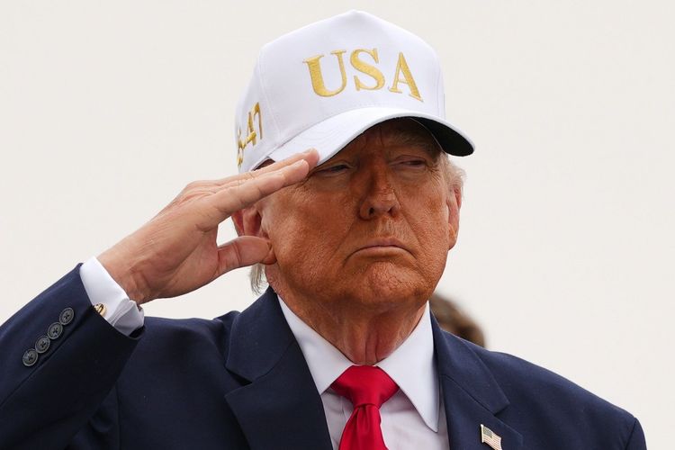 Cette image de Donald Trump pendant l’hommage aux soldats morts en Iran déclenche une tempête politique aux États-Unis