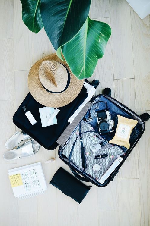 valise-ouverte-et-affaires-de-voyage