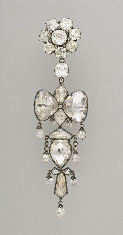 Vol au Louvre : voici la liste et les phootos des 8 bijoux royaux encore introuvables
