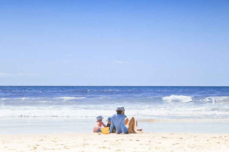 Sac de plage familial : la check-list utile sans emporter toute la maison | So Busy Girls