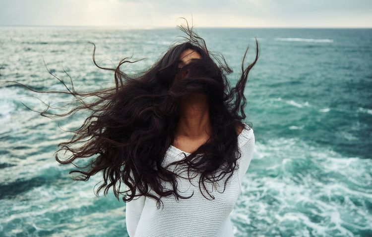 Cheveux au soleil : la routine simple pour limiter l’effet paille entre plage et piscine | So Busy Girls