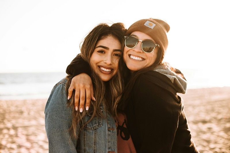 meilleures-amies-sourire-plage