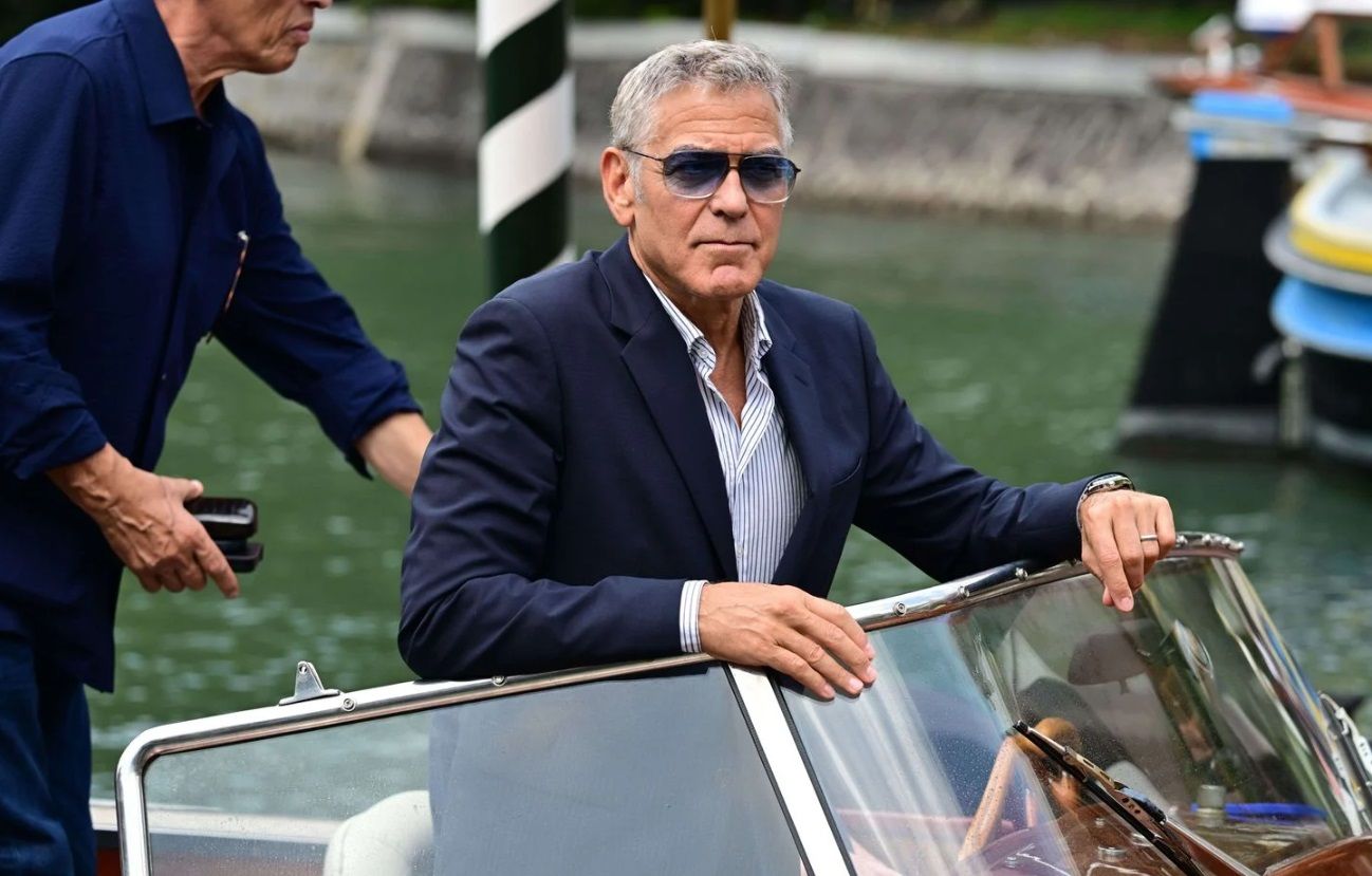 Mostra de Venise 2025 : les images spectaculaires des stars sur le tapis rouge : George Clooney