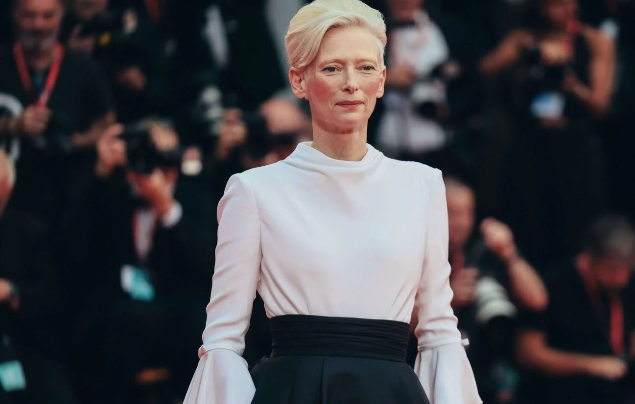 Mostra de Venise 2025 : les images spectaculaires des stars sur le tapis rouge : Tilda Swinton