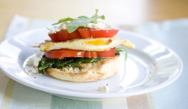 muffin-anglais-oeuf-tomates-mozzarella