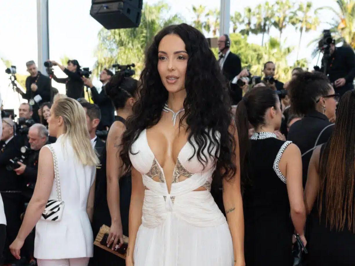 Nabilla affole la Croisette avec une robe au d&eacute;collet&eacute; vertigineux