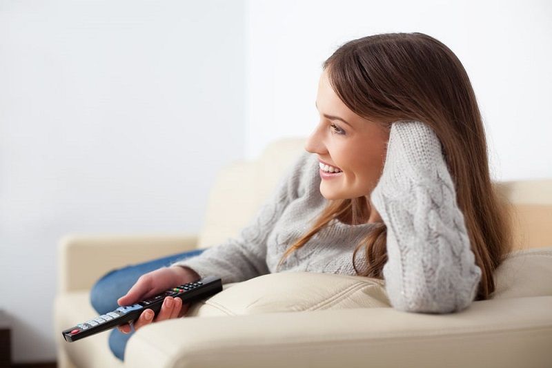 ne-pas-faire-de-sport-allongee-sur-le-canape-tele
