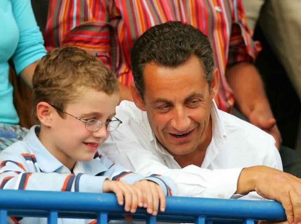 Nicolas Sarkozy libéré : la photo nostalgique de son fils Louis bouleverse les internautes