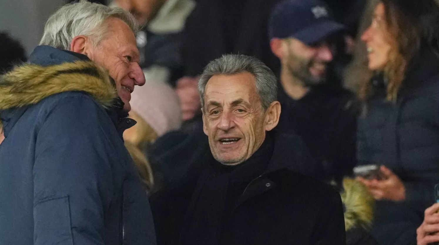 Tout juste libéré, Nicolas Sarkozy de retour au Parc des Princes, Carla Bruni émue