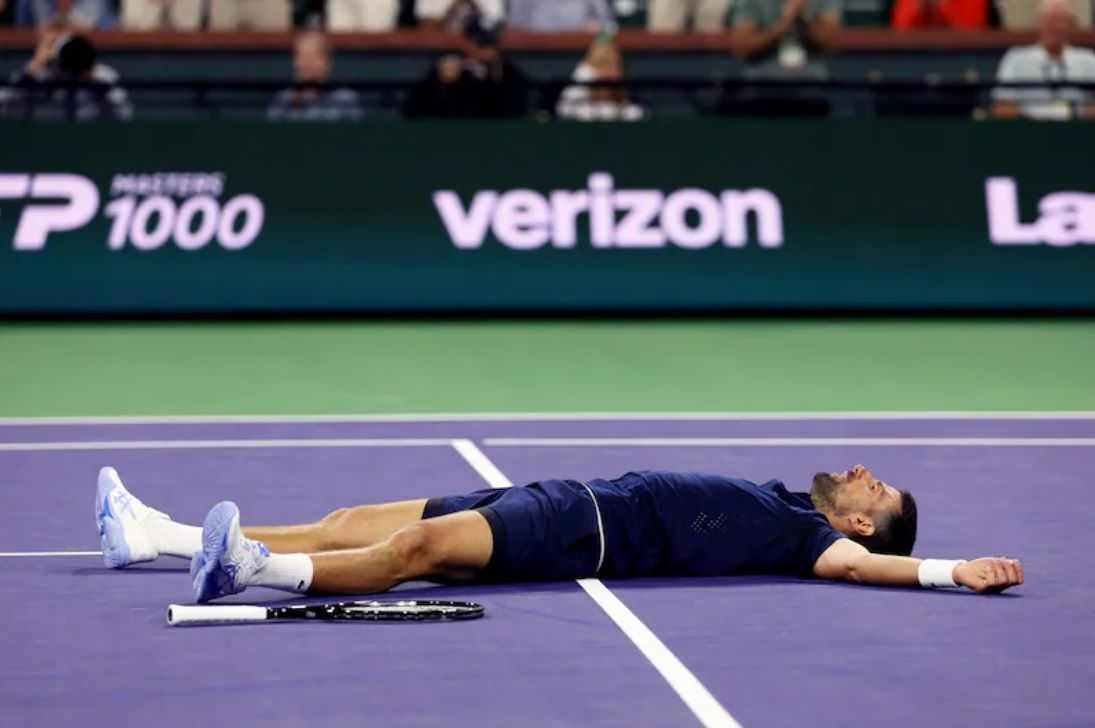 Novak Djokovic s’effondre au sol après un point complètement fou : la scène fait le tour du monde