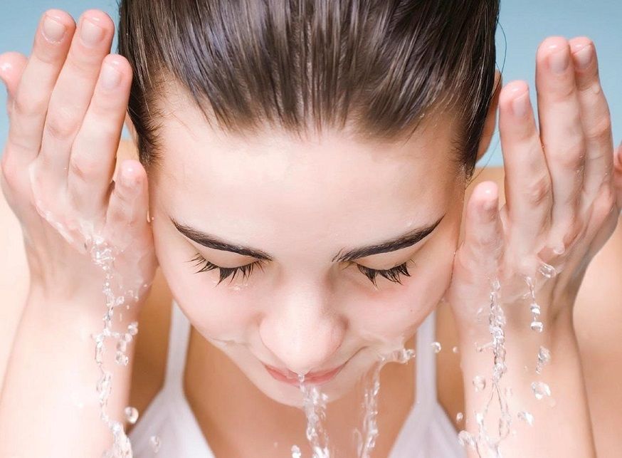 Comment nettoyer son visage naturellement ? Les astuces douces et &eacute;conomiques