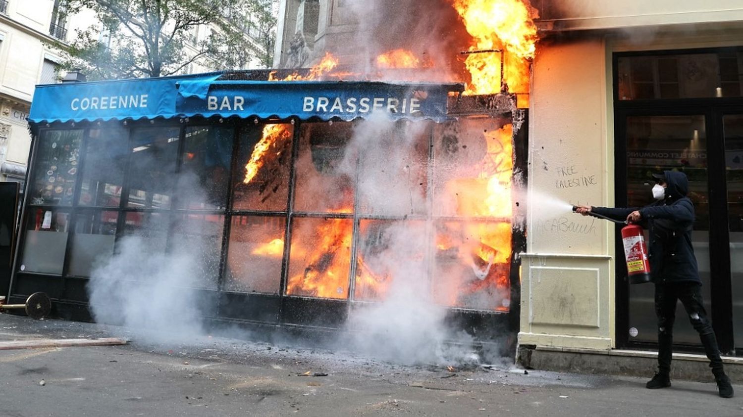 Vidéo : un feu ravage la façade d'un restaurant et d’un immeuble lors de la mobilisation Bloquons tout