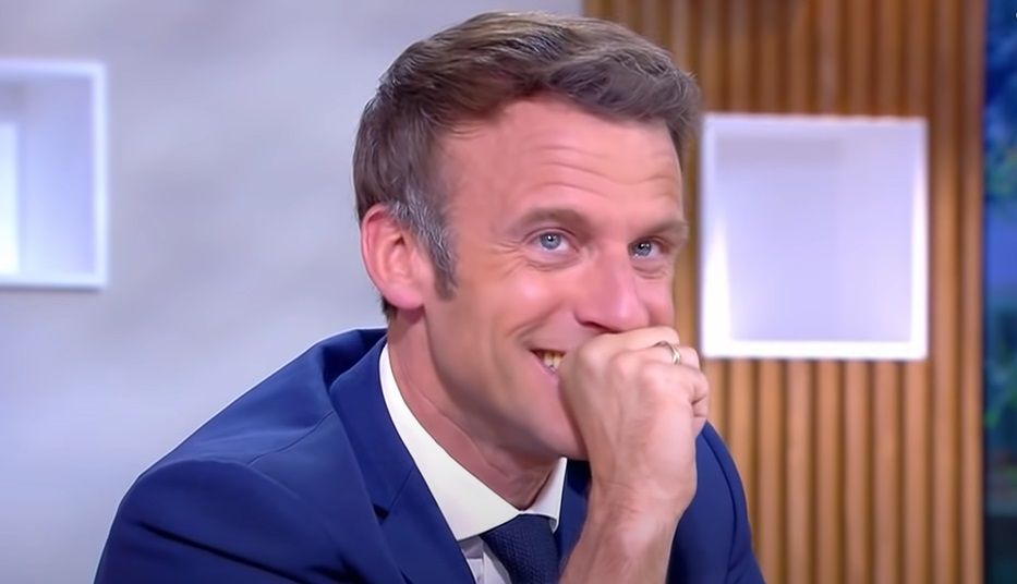Paul de Saint-Sernin ose une vanne culott&eacute;e &agrave; Emmanuel Macron devant Brigitte : la r&eacute;action du pr&eacute;sident amuse tout le monde
