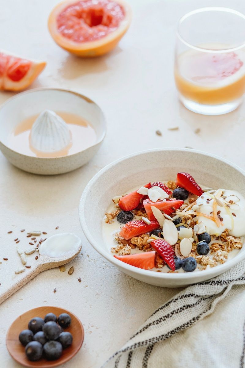 petit-dejeuner-bol-granola-fruits