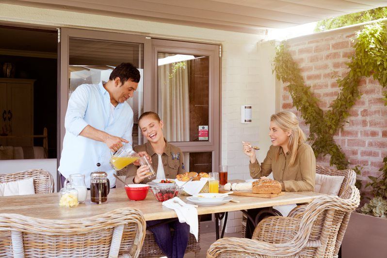 petit-dejeuner-famille-terrasse