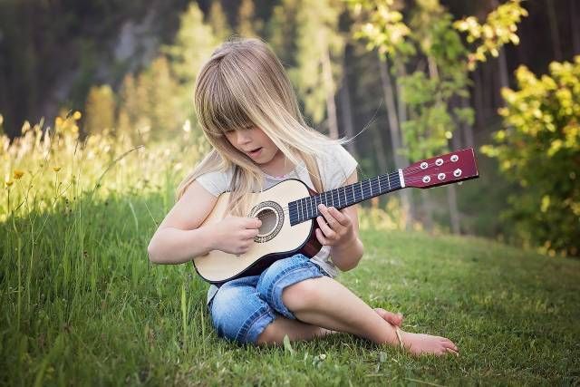 petite-fille-guitare