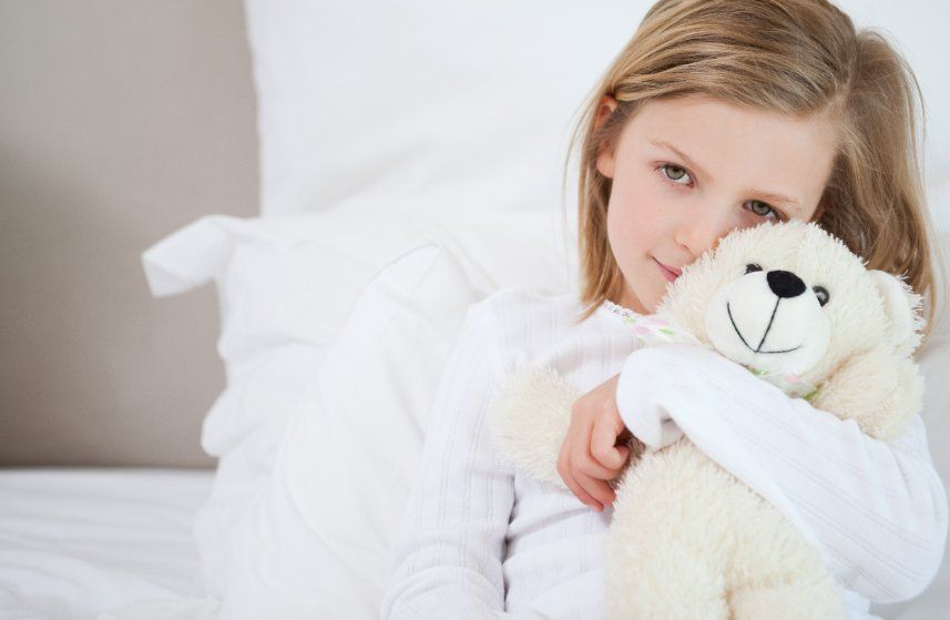 petite-fille-ours-en-peluche