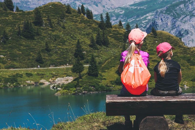petites-filles-assises-sur-un-banc-admirant-le-paysage