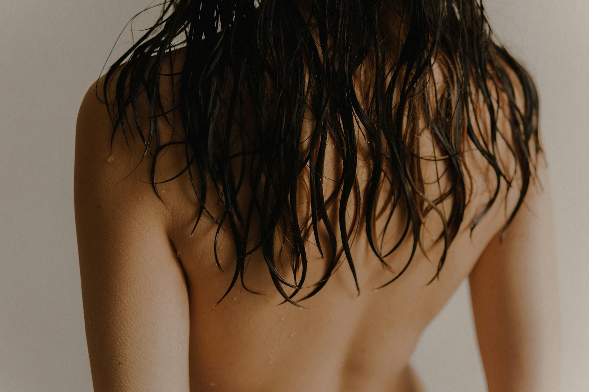 Se laver les cheveux avec de l'apr&egrave;s-shampoing.