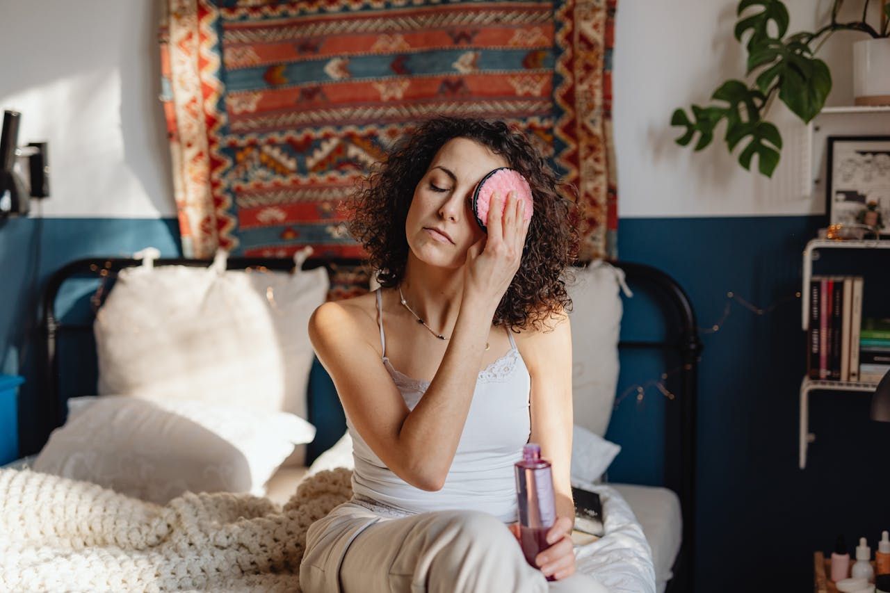 Ne pas se d&eacute;maquiller : les cons&eacute;quences sur la peau