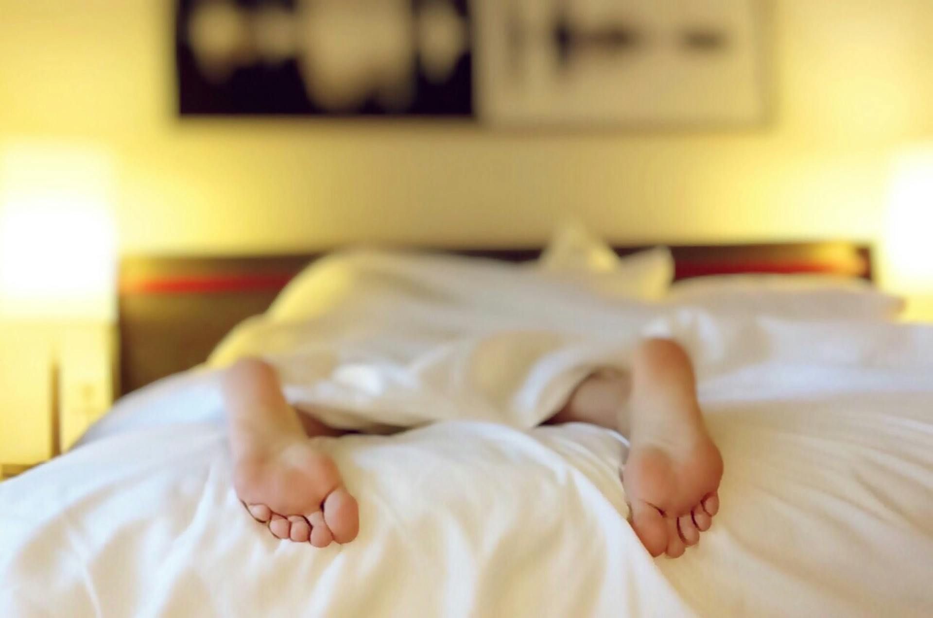 Dormir sur le ventre : pourquoi il vaut mieux éviter.