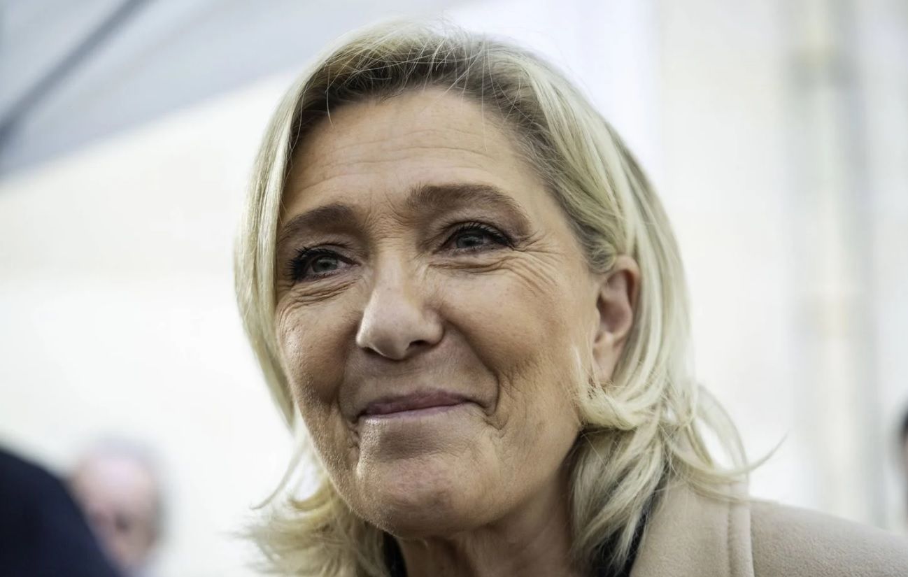 Aux obs&egrave;ques de Brigitte Bardot, la pr&eacute;sence de Marine Le Pen suscite une vague de r&eacute;actions