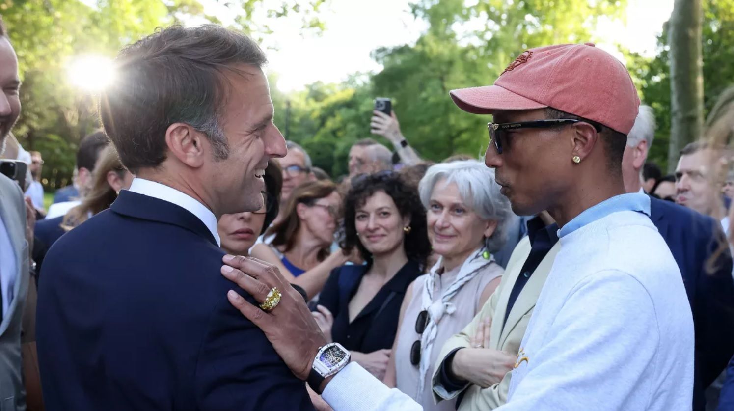 Regards appuyés, sourires échangés et silence respectueux : comment les invités ont vécu la décoration de Pharrell Williams