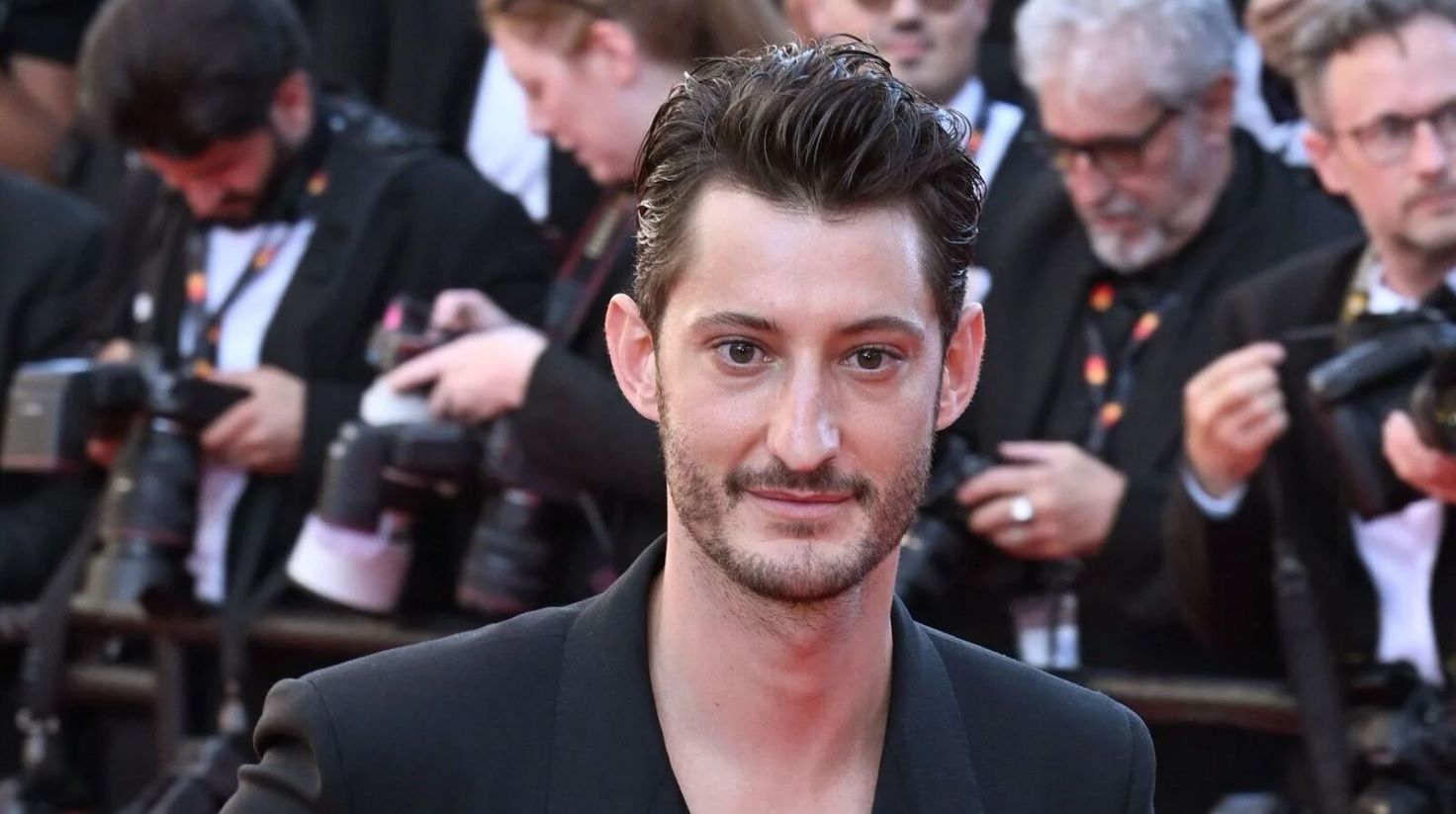 Pierre Niney : voici à quoi ressemble la ferme méconnue qui a changé sa vie et où il vit à 60 km de Paris