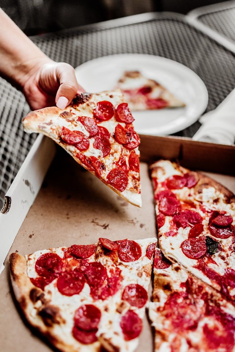 pizza-chorizo-decoupee-en-part-dans-une-boite-a-pizza