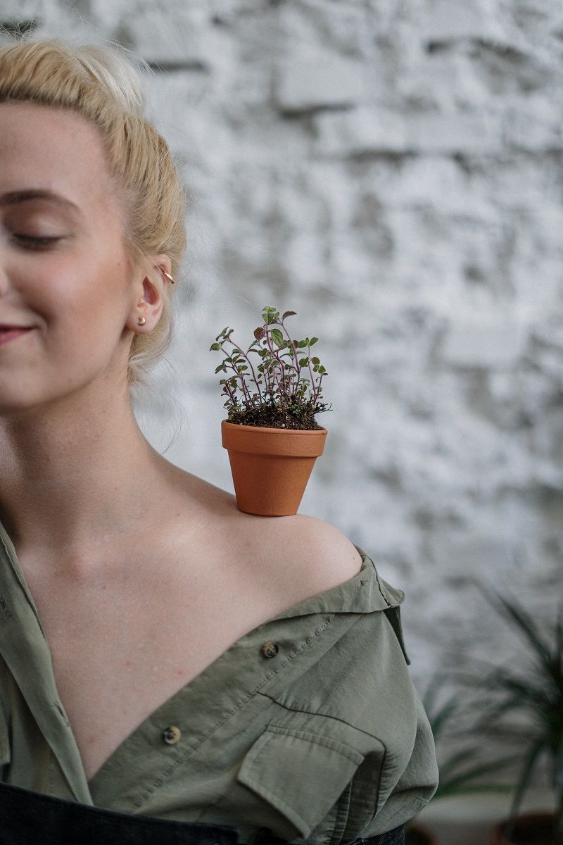 pot-fleurs-epaule-femme