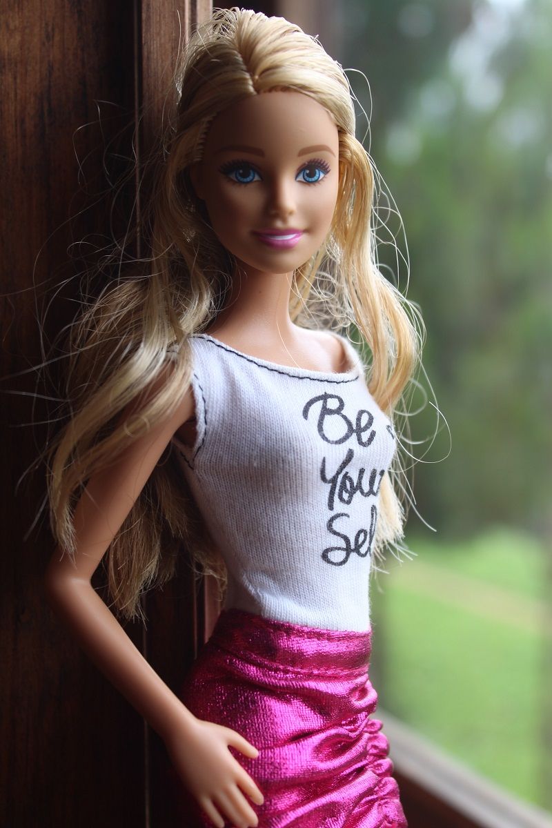 poupee-barbie-debout