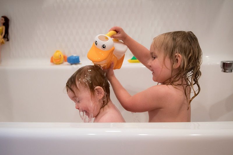 Faire prendre son bain &agrave; son enfant.