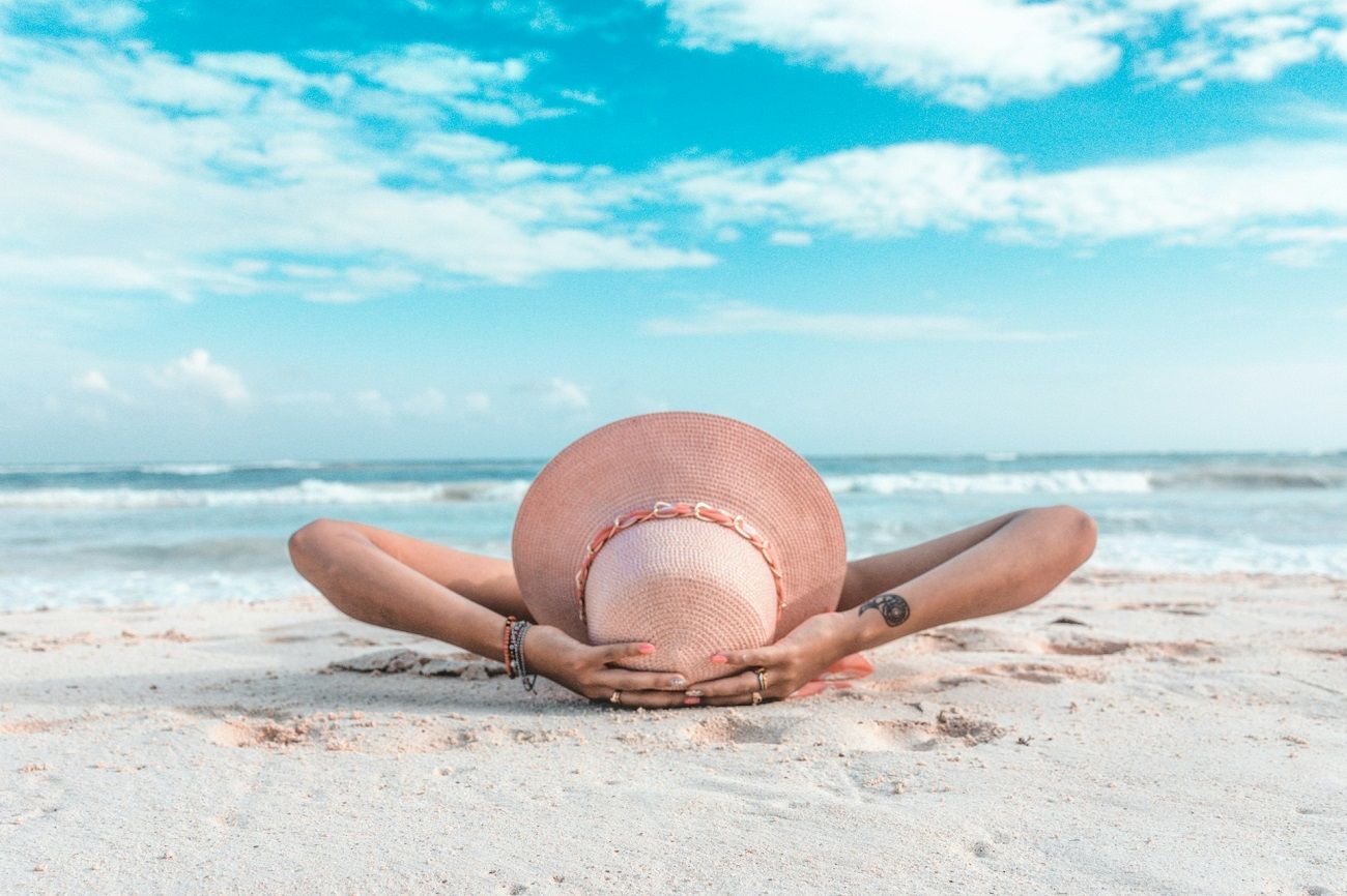 Vacances d&rsquo;&eacute;t&eacute; 2025 : les Fran&ccedil;ais partent&hellip; mais d&eacute;pensent beaucoup moins