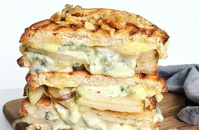 La recette de grilled cheese maison &agrave; la fourme d'Ambert, poires et noix