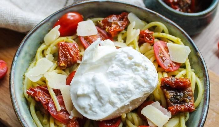 La recette de pâtes micro-ondes tomate cerise, tomates séchées et burrata facile et rapide.