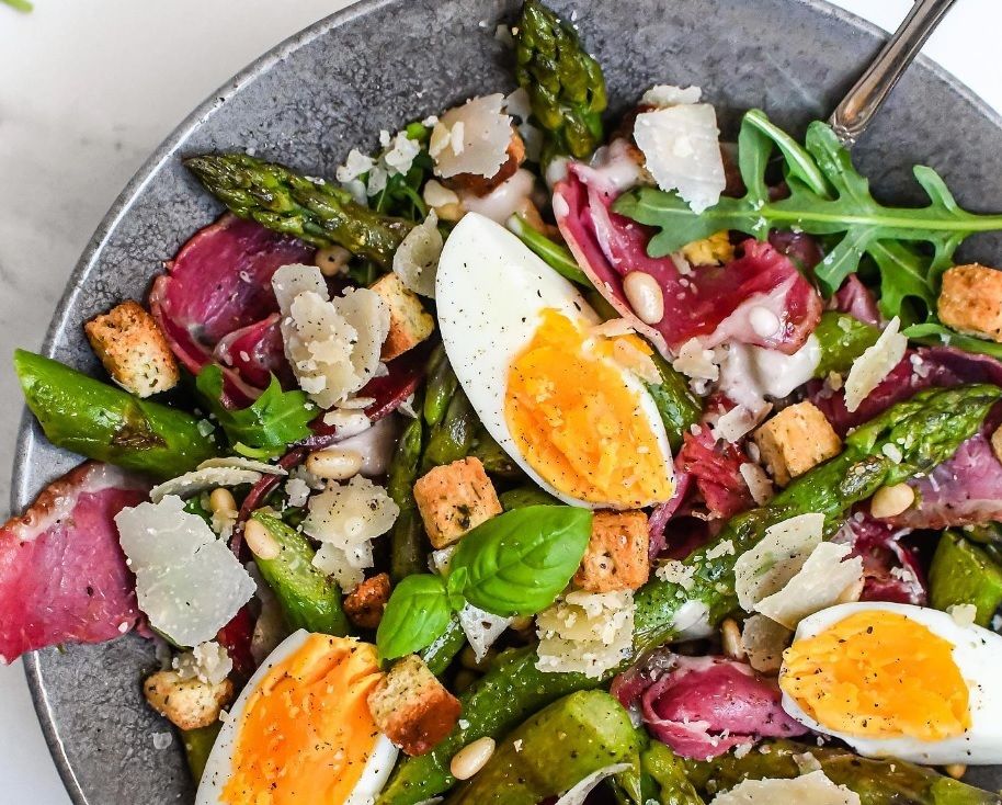 La recette de la salade asperges, coppa et oeufs