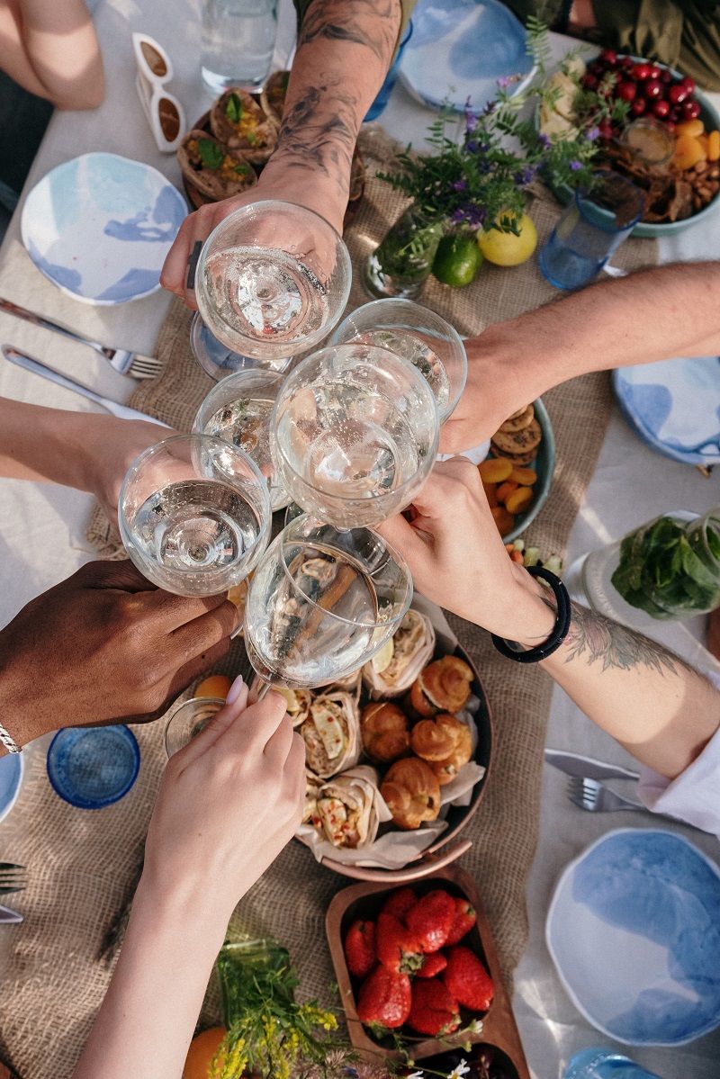 repas-verres-vin-amis