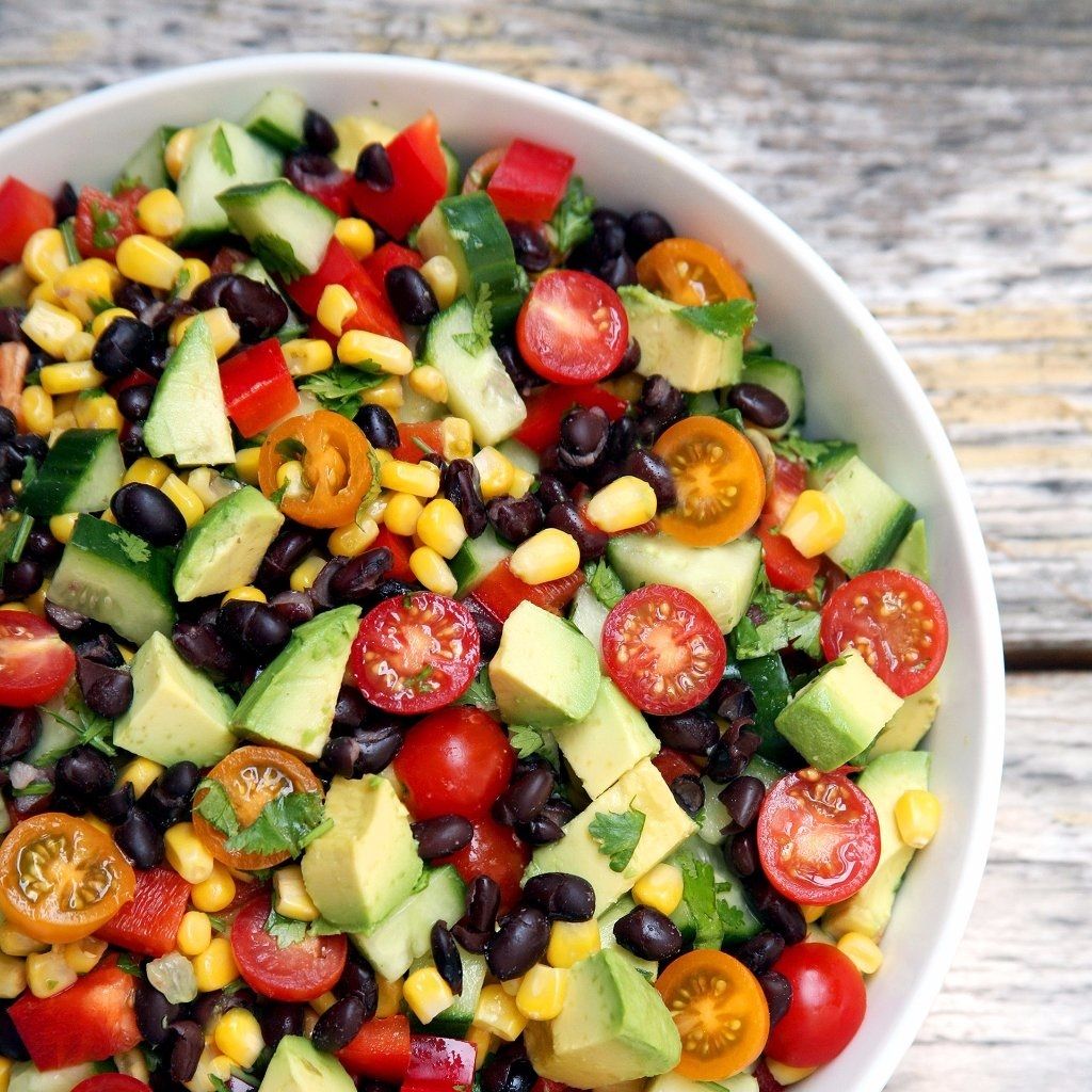 Salade avocat, tomates cerise, maïs et haricots rouges