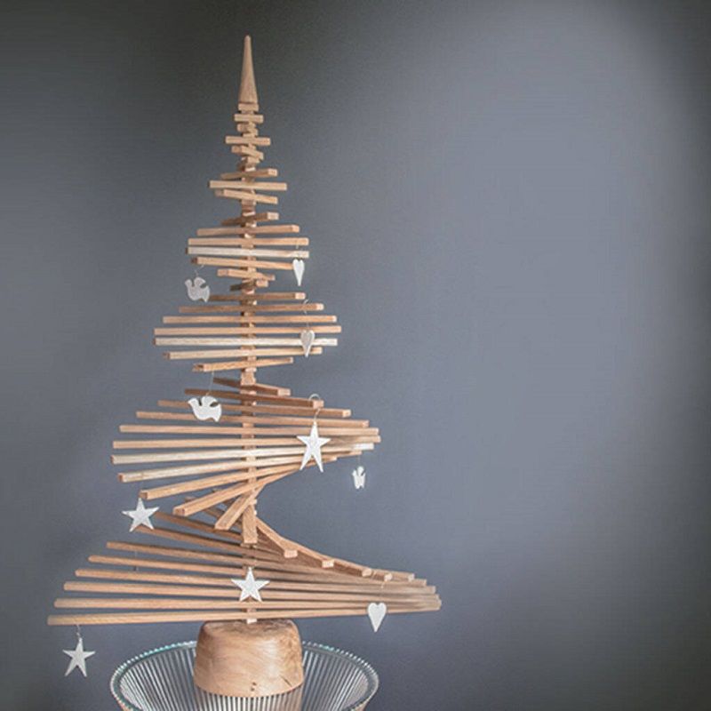 sapin-en-bois-qui-tourne