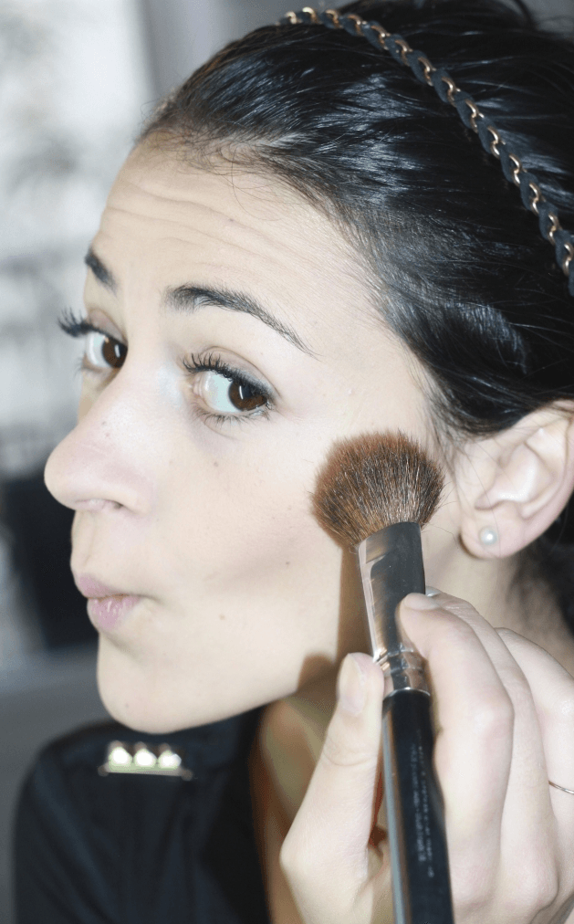 s'appliquer du blush sur la joue
