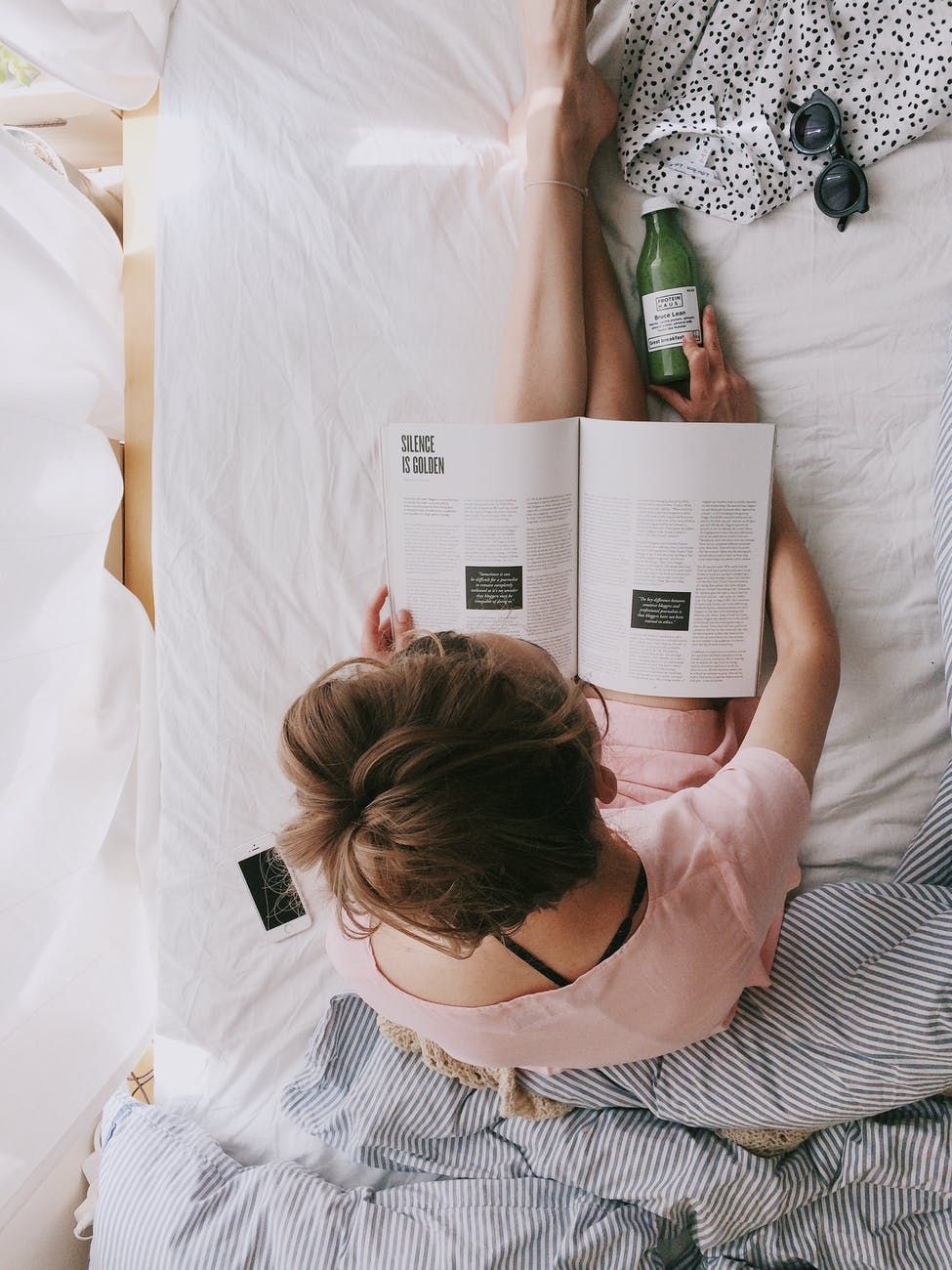 se-detendre-femme-lit