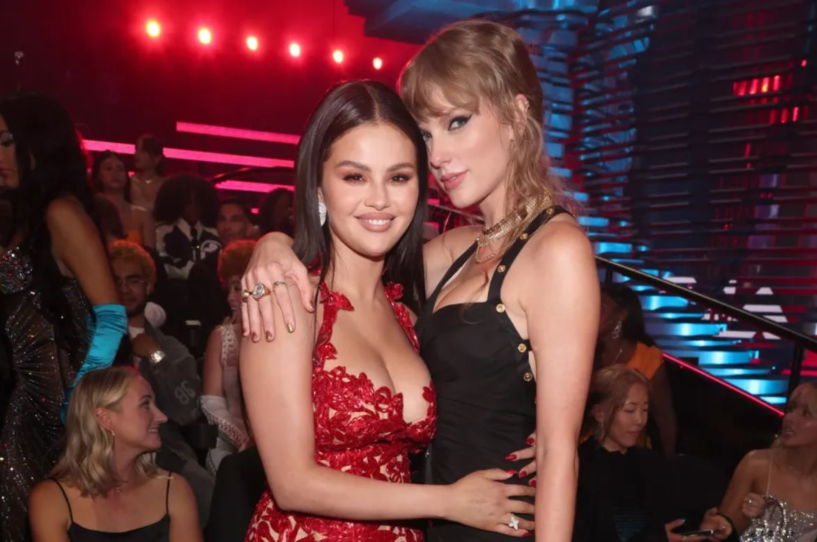 Selena Gomez r&eacute;agit avec &eacute;motion aux fian&ccedil;ailles de sa meilleure amie Taylor Swift