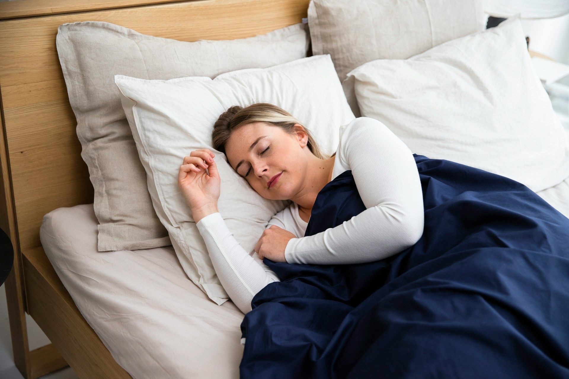 Difficult&eacute;s &agrave; dormir : pourquoi les r&eacute;flexologues conseillent de stimuler cette zone du pied le soir pour des nuits plus douces