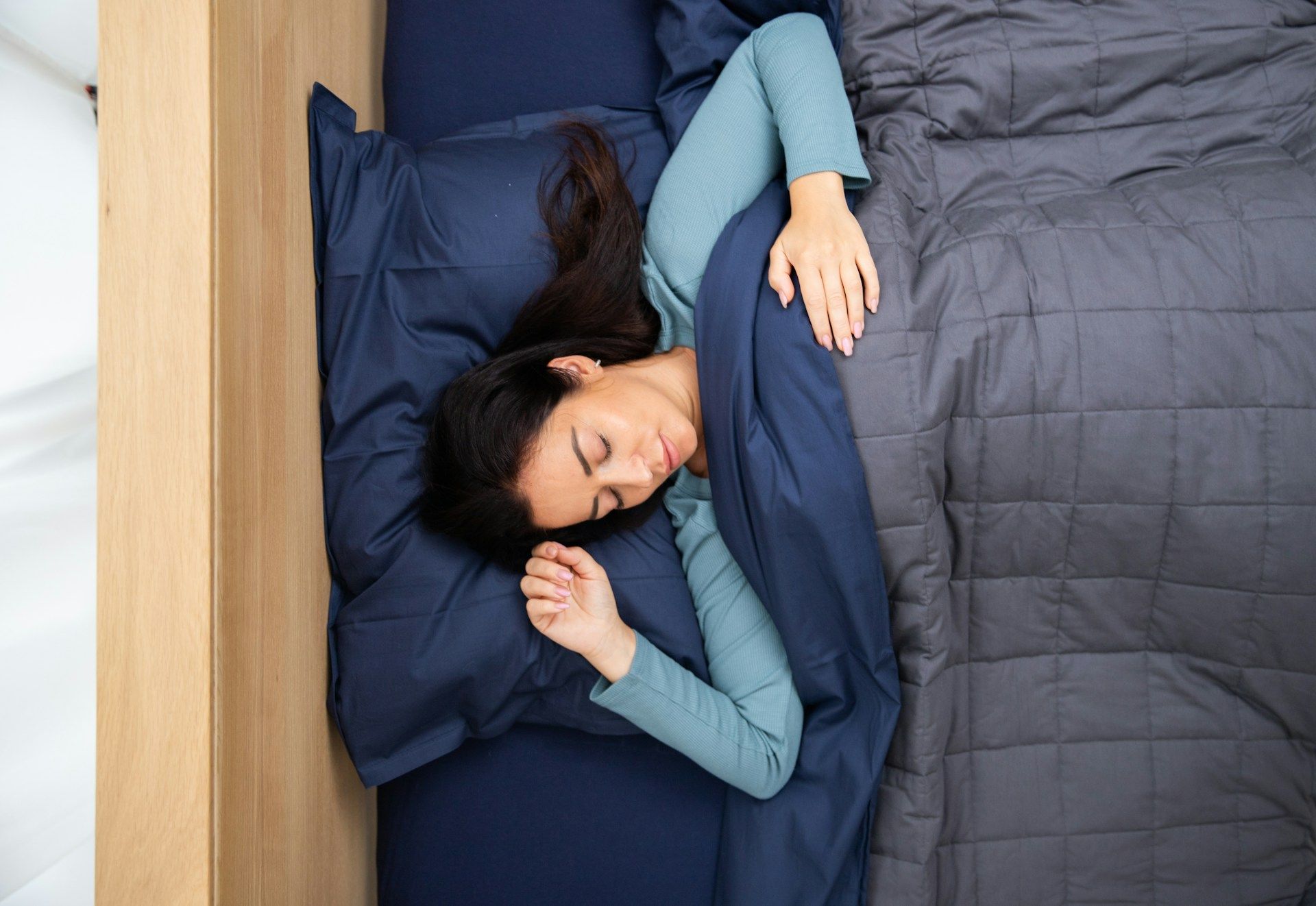 Dormir avec une couette lestée : pourquoi ça permet de mieux dormir