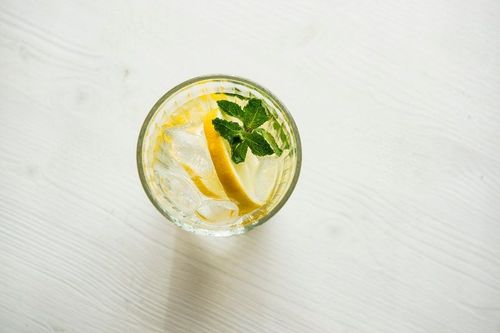 J'ai bu de l'eau citronnée tous les jours pendant une semaine, et voilà ce qui a vraiment changé | So Busy Girls