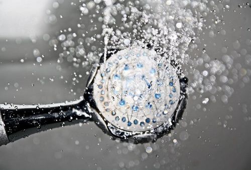 5 erreurs qu'on fait tous quand on prend une douche – et qu'il faut absolument éviter ! | So Busy Girls