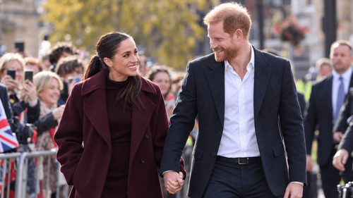 Harry et Meghan accueillis comme des stars à Nottingham : 9 ans après, ces retrouvailles main dans la main ne passent pas inaperçues | So Busy Girls