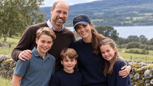 « Nous sommes extrêmement fiers » : Kate Middleton et William dévoilent une nouvelle photo avec George, Charlotte et Louis, un cliché qui fait chaud au cœur | So Busy Girls